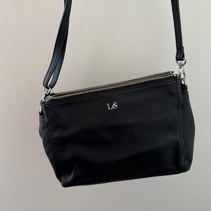 Lo & Sons Pearl Crossbody Bag in Black, almost like new.